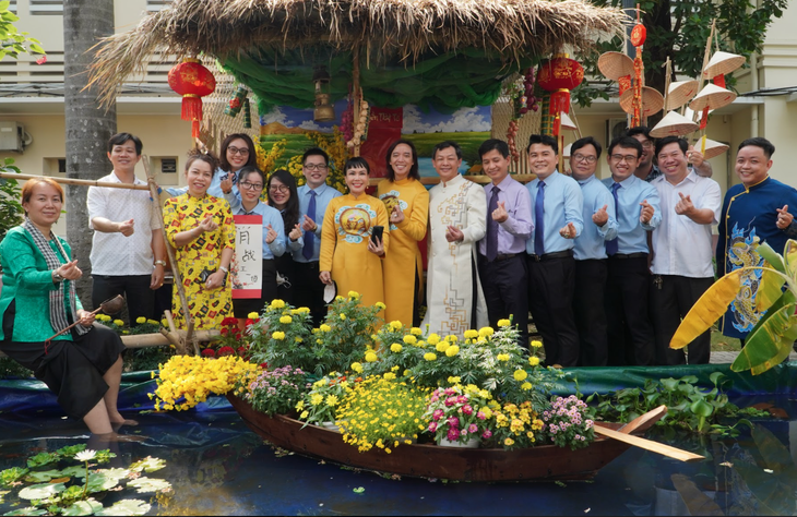 Rộn ràng đường hoa xuân trong Bệnh viện Chợ Rẫy, ấm lòng người bệnh - Ảnh 2.
