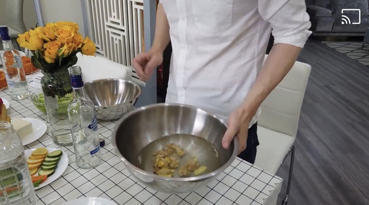 7 bước bao sái bàn thờ để đón Tết sau lễ ông Công ông Táo - Ảnh 3.