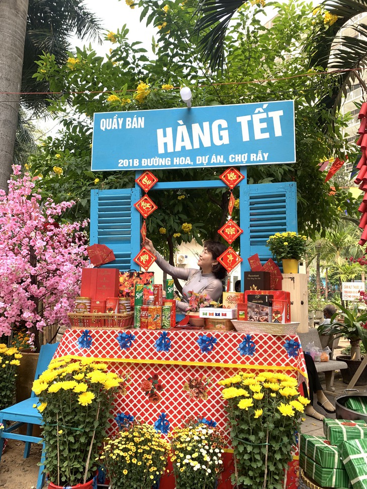 Rộn ràng đường hoa xuân trong Bệnh viện Chợ Rẫy, ấm lòng người bệnh - Ảnh 4.