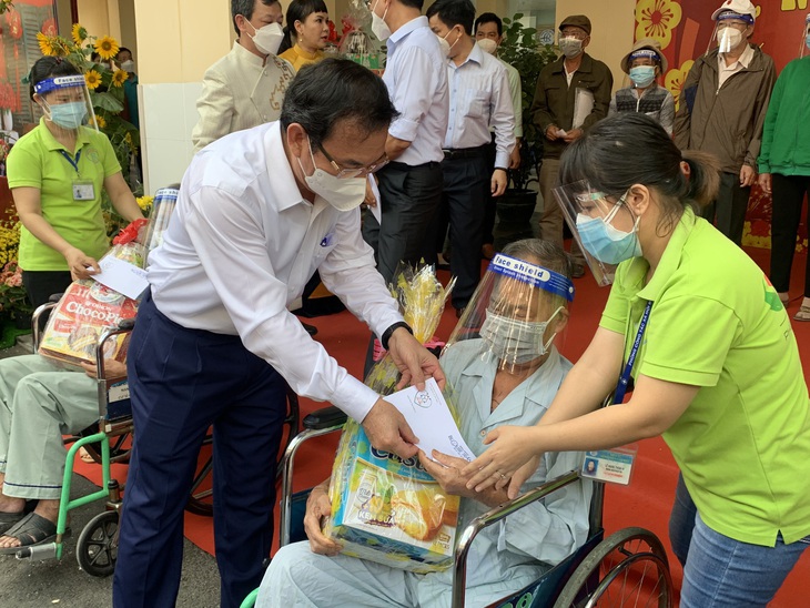 Rộn ràng đường hoa xuân trong Bệnh viện Chợ Rẫy, ấm lòng người bệnh - Ảnh 5.