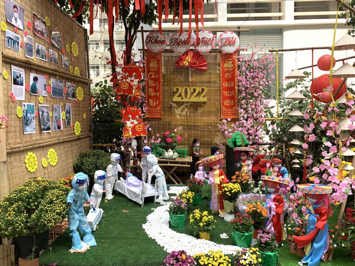 Rộn ràng đường hoa xuân trong Bệnh viện Chợ Rẫy, ấm lòng người bệnh - Ảnh 3.