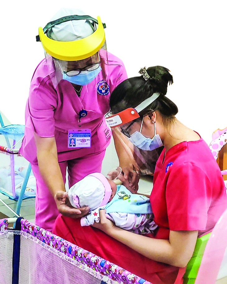 Bà Nguyễn Thị Thu Hồng và những ngày đặt yêu thương cho từng bé sơ sinh có mẹ mắc COVID-19 tại Trung tâm H.O.P.E. Bà Nguyễn Thị Thu Hồng và những ngày đặt yêu thương cho từng bé sơ sinh có mẹ mắc COVID-19 tại Trung tâm H.O.P.E.