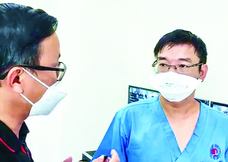 BS. Vũ Việt Hà (phải) trao đổi với phóng viên Báo Sức khỏe&Đời sống. BS. Vũ Việt Hà (phải) trao đổi với phóng viên Báo Sức khỏe&Đời sống.