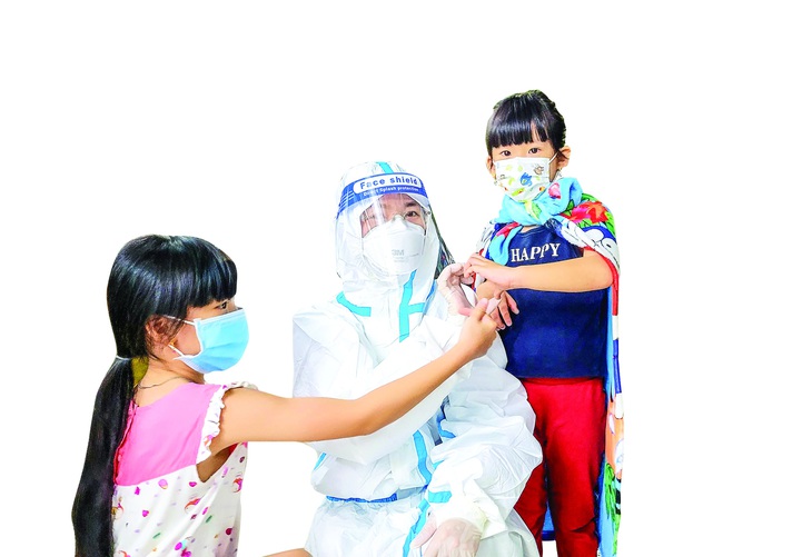 Hai "diễn viên" nhí của vở kịch "siêu anh hùng tới trái đất diệt COVID-19" những ngày bên trong khu cách ly Trường THPT Phước Kiển (huyện Nhà Bè, TP.HCM) cùng người thân. Hai "diễn viên" nhí của vở kịch "siêu anh hùng tới trái đất diệt COVID-19" những ngày bên trong khu cách ly Trường THPT Phước Kiển (huyện Nhà Bè, TP.HCM) cùng người thân.