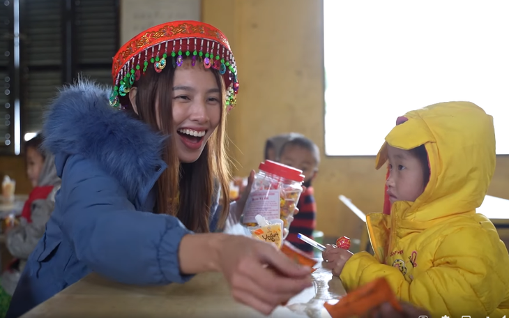 Hoa hậu Thùy Tiên vượt đèo đến với trẻ vùng núi, lên án bạo hành trẻ em