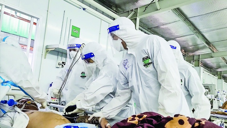 Tại thời điểm PV Báo Sức khỏe & Đời sống ghi nhận (17/9/2021), nhà N4 có 2 trường hợp diễn biến nguy kịch. Đó là 2 bệnh nhân nằm tại giường G43 và G46. Trên màn hình chiếc máy hiện các chỉ số sinh tồn, chỉ số nhịp tim, SPO2, đường mạch... bắt đầu "đi ngang".