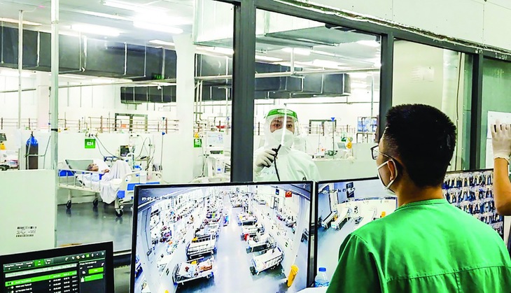 Phòng điều hành và khu điều trị của Trung tâm HSTC điều trị người bệnh COVID-19 (BV dã chiến số 14, do BV Trung ương Huế phụ trách) chỉ cách nhau một tấm kính trong suốt. Mọi hoạt động điều trị và diễn biến bệnh của bệnh nhân đều được dõi theo bởi "mắt thần". Nhân sự điều trị liên lạc bằng bộ đàm.