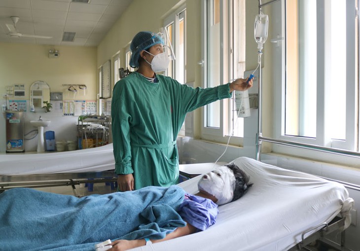 Cháu mất Tết vì bà sơ cứu tai nạn bỏng bằng cách "bá đạo" - Ảnh 1.
