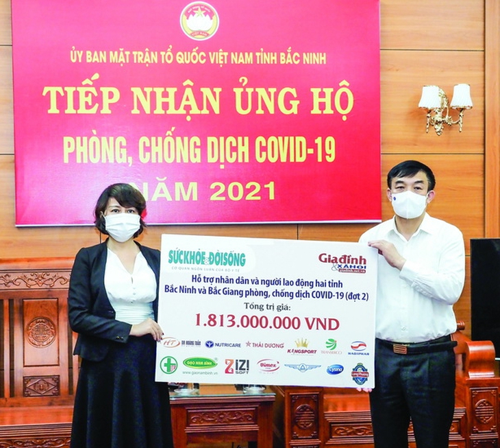 Bà Trần Yến Châu - Phó Tổng biên tập Báo Sức khỏe & Đời sống trao tặng quà hỗ trợ cho Ủy ban MTTQ Việt Nam tỉnh Bắc Ninh trong đợt dịch COVID-19 hồi tháng 5/2021. Ảnh: Tuấn Anh