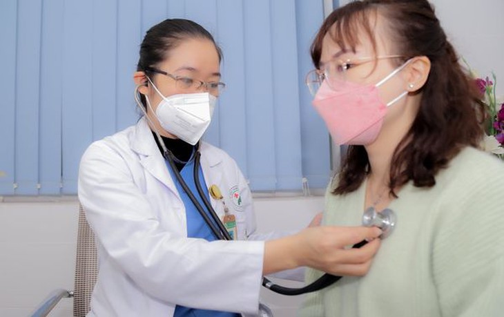 Hà Nội: Nhiều trẻ em đến khám hậu COVID-19 - Ảnh 1.
