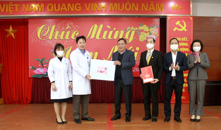 Chi hơn 1,5 tỷ đồng thăm Tết các cơ sở y tế đang phục vụ chống dịch COVID-19 tại Hà Nội - Ảnh 2. Chi hơn 1,5 tỷ đồng thăm Tết các cơ sở y tế đang phục vụ chống dịch COVID-19 tại Hà Nội - Ảnh 2.