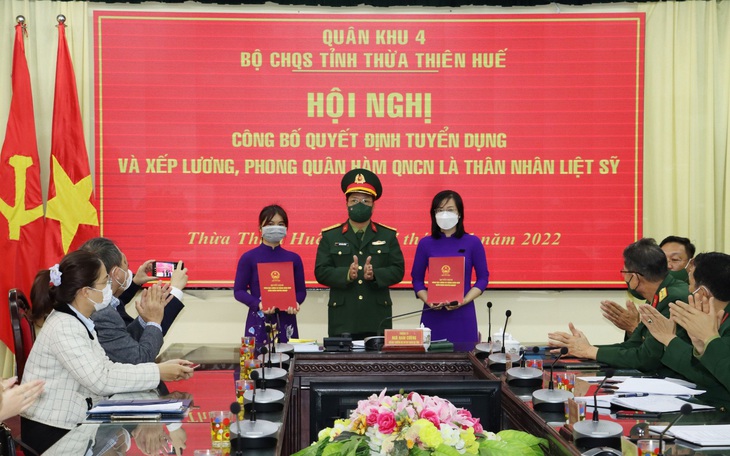 Tuyển dụng, trao quân hàm quân nhân chuyên nghiệp cho thân nhân liệt sĩ Rào Trăng 3