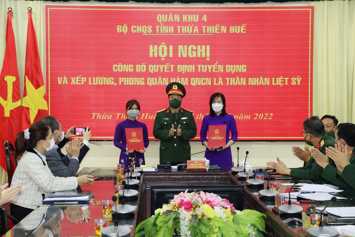 Tuyển dụng, trao quân hàm quân nhân chuyên nghiệp cho thân nhân liệt sĩ Rào Trăng 3 - Ảnh 1.