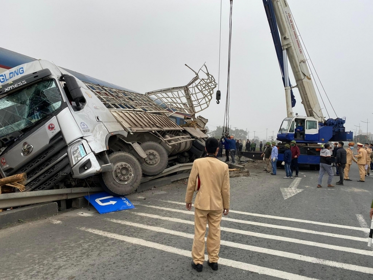 Nỗ lực cứu viện, đưa hành khách về Hà Nội sau vụ tàu khách bị lật ở Hà Nam - Ảnh 4.