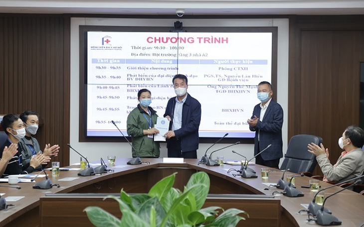 Trao tặng gần 600 sổ BHXH, hơn 10 nghìn thẻ BHYT tới người dân có hoàn cảnh khó khăn - Ảnh 1. Trao tặng gần 600 sổ BHXH, hơn 10 nghìn thẻ BHYT tới người dân có hoàn cảnh khó khăn - Ảnh 1.