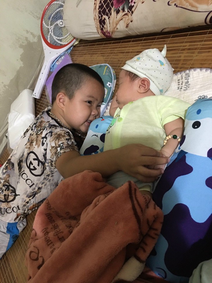 MS 730: Chồng tai nạn ngày cận Tết, vợ trẻ vừa mới sinh lo lắng khi tiền điều trị không có - Ảnh 2. MS 730: Chồng tai nạn ngày cận Tết, vợ trẻ vừa mới sinh lo lắng khi tiền điều trị không có - Ảnh 2.