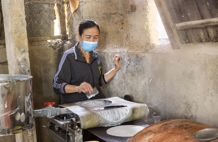 Chùm ảnh: Làng bánh tráng trăm tuổi tất bật vụ Tết  - Ảnh 6.