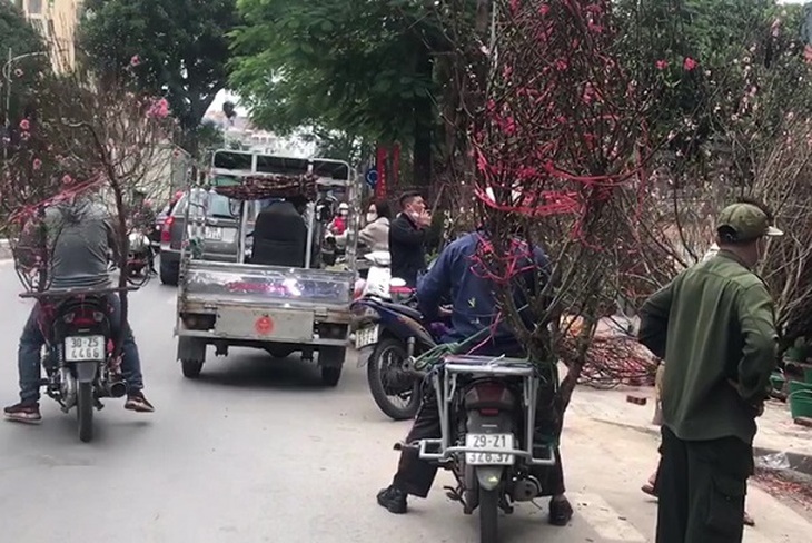 Sắc Tết rực rỡ, náo nhiệt tại “đường hoa” qui mô nhất Hà Nội - Ảnh 16.