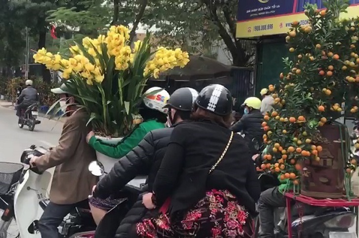 Sắc Tết rực rỡ, náo nhiệt tại “đường hoa” qui mô nhất Hà Nội - Ảnh 11.