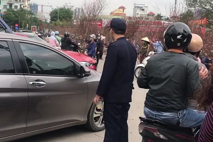 Sắc Tết rực rỡ, náo nhiệt tại “đường hoa” qui mô nhất Hà Nội - Ảnh 17.