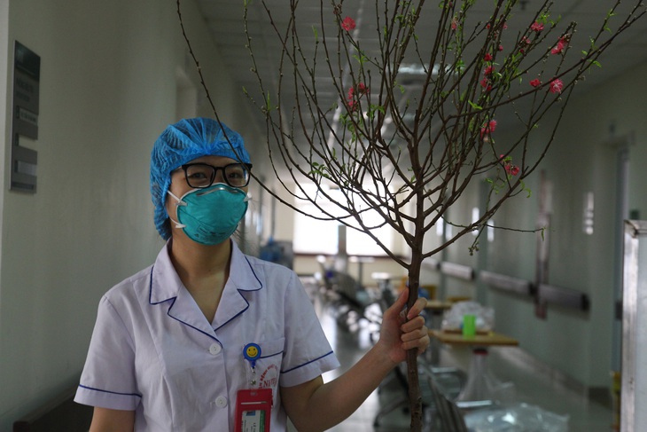 “Phút chót” nhận thông báo được về nhà đón Tết, nữ điều dưỡng đếm ngược thời gian để ôm con vào lòng  - Ảnh 1.