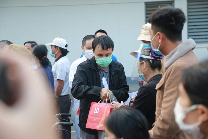 Bệnh nhân, người nhà xúc động khi được về quê ăn Tết trên chuyến xe yêu thương - Ảnh 4. Bệnh nhân, người nhà xúc động khi được về quê ăn Tết trên chuyến xe yêu thương - Ảnh 4.