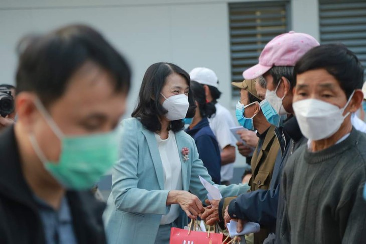 Bệnh nhân, người nhà xúc động khi được về quê ăn Tết trên chuyến xe yêu thương - Ảnh 5. Bệnh nhân, người nhà xúc động khi được về quê ăn Tết trên chuyến xe yêu thương - Ảnh 5.
