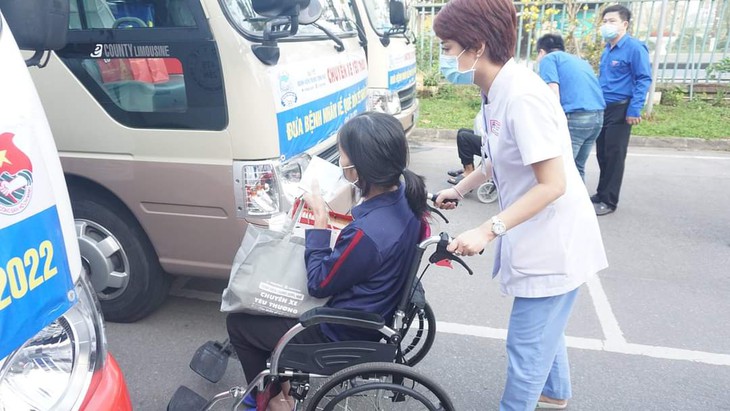 Bệnh nhân, người nhà xúc động khi được về quê ăn Tết trên chuyến xe yêu thương - Ảnh 7. Bệnh nhân, người nhà xúc động khi được về quê ăn Tết trên chuyến xe yêu thương - Ảnh 7.