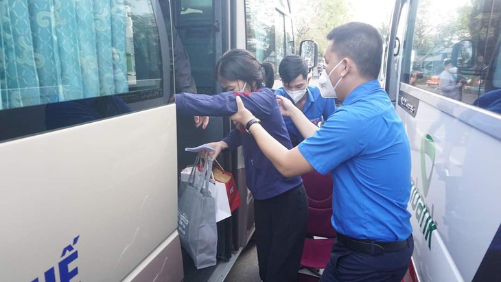 Bệnh nhân, người nhà xúc động khi được về quê ăn Tết trên chuyến xe yêu thương - Ảnh 6. Bệnh nhân, người nhà xúc động khi được về quê ăn Tết trên chuyến xe yêu thương - Ảnh 6.