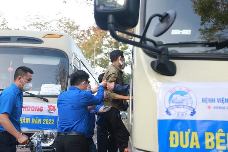 Bệnh nhân, người nhà xúc động khi được về quê ăn Tết trên chuyến xe yêu thương - Ảnh 8. Bệnh nhân, người nhà xúc động khi được về quê ăn Tết trên chuyến xe yêu thương - Ảnh 8.