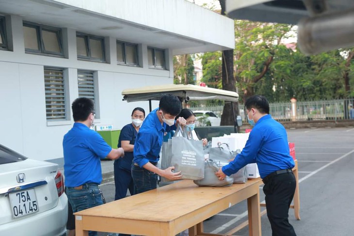 Bệnh nhân, người nhà xúc động khi được về quê ăn Tết trên chuyến xe yêu thương - Ảnh 1. Bệnh nhân, người nhà xúc động khi được về quê ăn Tết trên chuyến xe yêu thương - Ảnh 1.