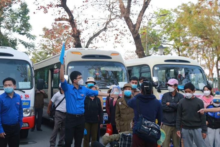 Bệnh nhân, người nhà xúc động khi được về quê ăn Tết trên chuyến xe yêu thương - Ảnh 2. Bệnh nhân, người nhà xúc động khi được về quê ăn Tết trên chuyến xe yêu thương - Ảnh 2.