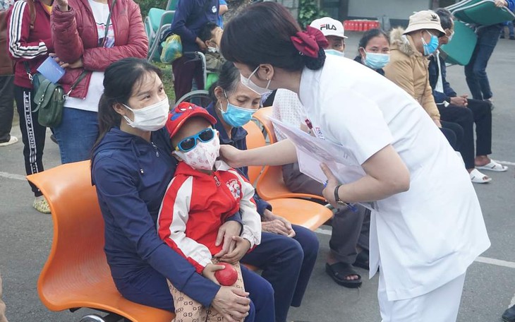 Bệnh nhân, người nhà xúc động khi được về quê ăn Tết trên chuyến xe yêu thương - Ảnh 3. Bệnh nhân, người nhà xúc động khi được về quê ăn Tết trên chuyến xe yêu thương - Ảnh 3.