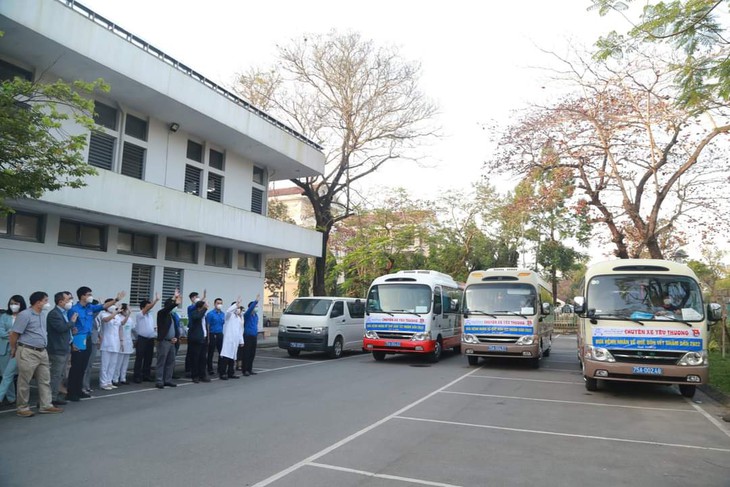 Bệnh nhân, người nhà xúc động khi được về quê ăn Tết trên chuyến xe yêu thương - Ảnh 9. Bệnh nhân, người nhà xúc động khi được về quê ăn Tết trên chuyến xe yêu thương - Ảnh 9.