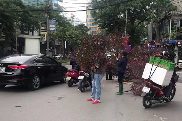 Sắc Tết rực rỡ, náo nhiệt tại “đường hoa” qui mô nhất Hà Nội - Ảnh 15.