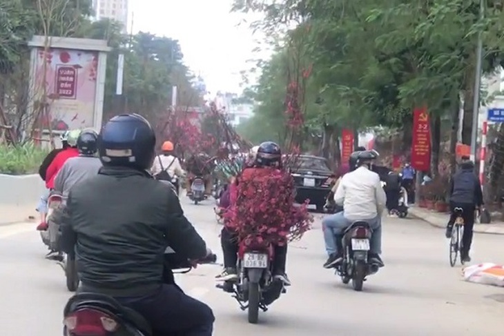 Sắc Tết rực rỡ, náo nhiệt tại “đường hoa” qui mô nhất Hà Nội - Ảnh 9.