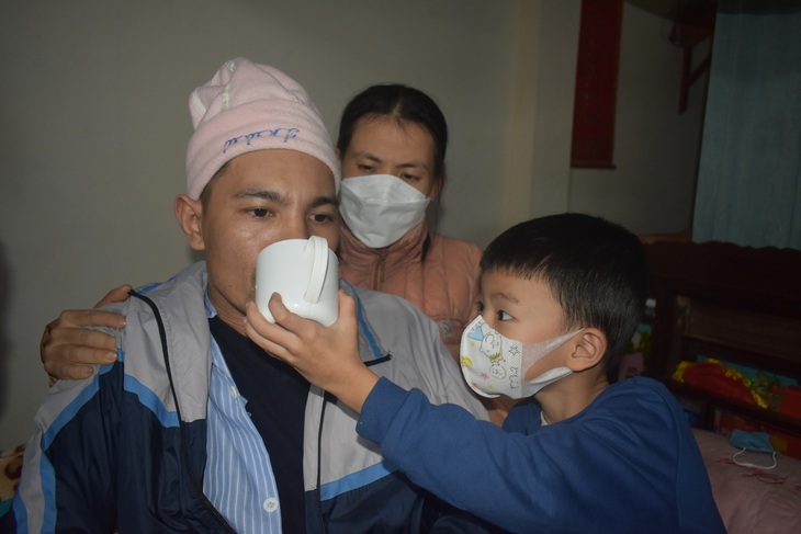 Hai đứa con thơ mong người ba đột quỵ giữa rừng được giúp đỡ để tiếp tục chữa bệnh - Ảnh 3.