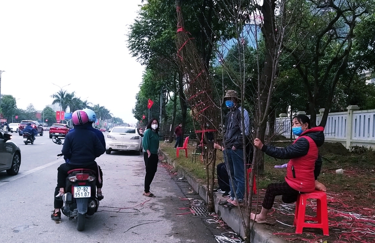 Mưa rét, đào, quất bán rẻ đồng giá ở TP Vinh   - Ảnh 6.