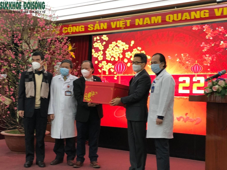 Phó Thủ tướng Vũ Đức Đam thăm y bác sĩ, lực lượng chống dịch ngày cuối năm - Ảnh 1.
