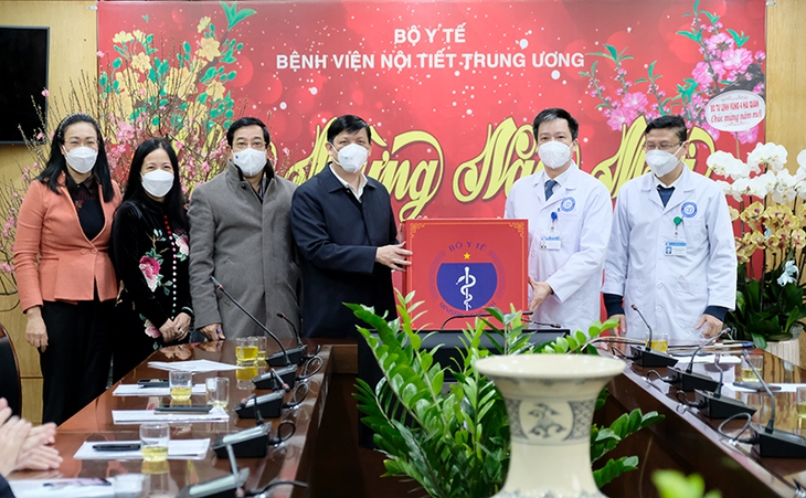 Bộ trưởng Nguyễn Thanh Long thăm và chúc Tết y bác s, người bệnh tại Bệnh viện Nội tiết Trung ương - Ảnh 4. Bộ trưởng Nguyễn Thanh Long thăm và chúc Tết y bác s, người bệnh tại Bệnh viện Nội tiết Trung ương - Ảnh 4.