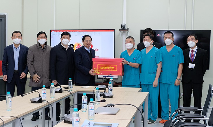 Thủ tướng cảm ơn, đánh giá cao cán bộ, y bác sĩ hy sinh tình cảm riêng tư trong ngày Tết đến, xuân về... - Ảnh 1.