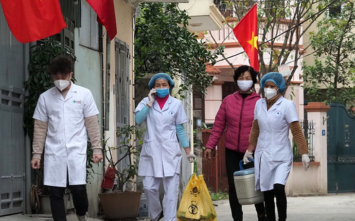 Sáng Mùng 1 Tết: Gần 5.000 người mắc COVID-19 khỏi bệnh, đón xuân cùng gia đình; vui Tết không quên 5K - Ảnh 1.