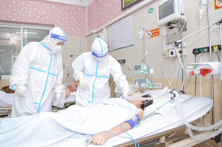 Bộ Y tế: Các bệnh viện theo dõi, đánh giá lâm sàng các ca COVID-19 nặng, gửi xét nghiệm giải trình tự gen - Ảnh 1.