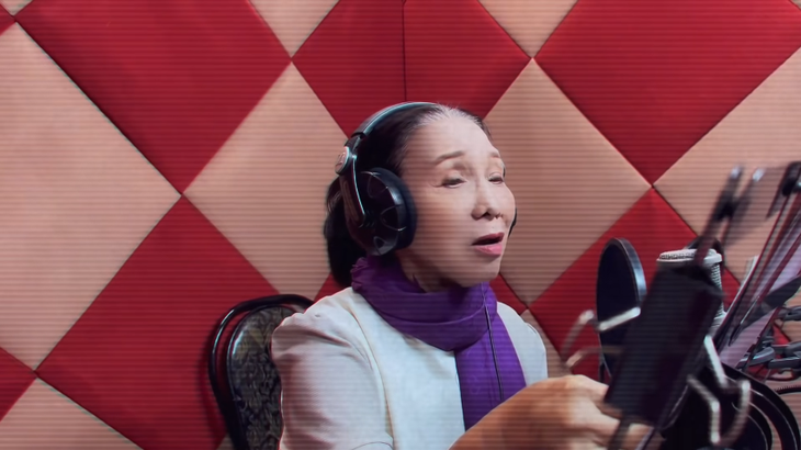 NSND Bạch Tuyết hát vọng cổ, làm mới bản rap 'Mang tiền về cho mẹ' - Ảnh 4. NSND Bạch Tuyết hát vọng cổ, làm mới bản rap 'Mang tiền về cho mẹ' - Ảnh 4.