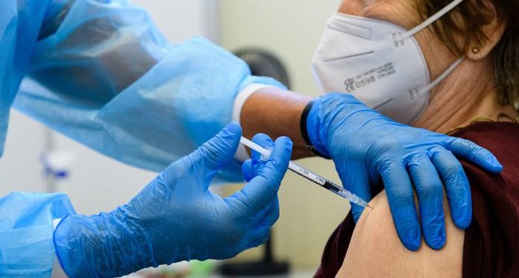 Chiều 14/1: Đã phân bổ 187,6 triệu liều vaccine phòng COVID-19; Người bệnh F0 cần tái khám 2-4 tuần sau xuất viện
- Ảnh 1. Chiều 14/1: Đã phân bổ 187,6 triệu liều vaccine phòng COVID-19; Người bệnh F0 cần tái khám 2-4 tuần sau xuất viện
- Ảnh 1.