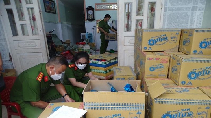 Triệt phá đường dây sản xuất hàng giả 'khủng', thu giữ hơn 10 tấn hàng hóa không rõ nguồn gốc - Ảnh 2.