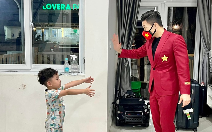 Lập kỷ lục thế giới nhưng "hoàng tử xiếc" Quốc Cơ về nhà không dám bế con trai