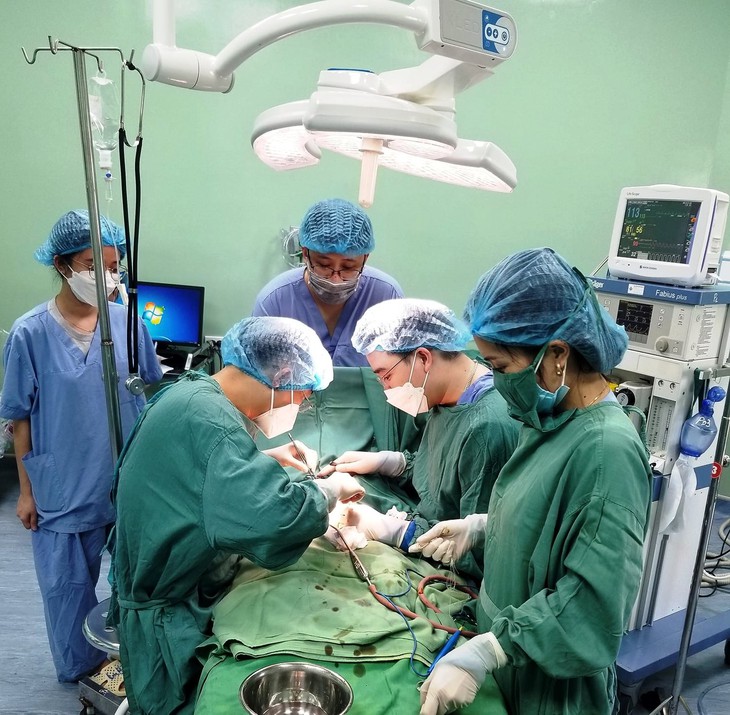 Cấp cứu bé trai nuốt 25 viên bi nam châm vào ổ bụng - Ảnh 1. Cấp cứu bé trai nuốt 25 viên bi nam châm vào ổ bụng - Ảnh 1.
