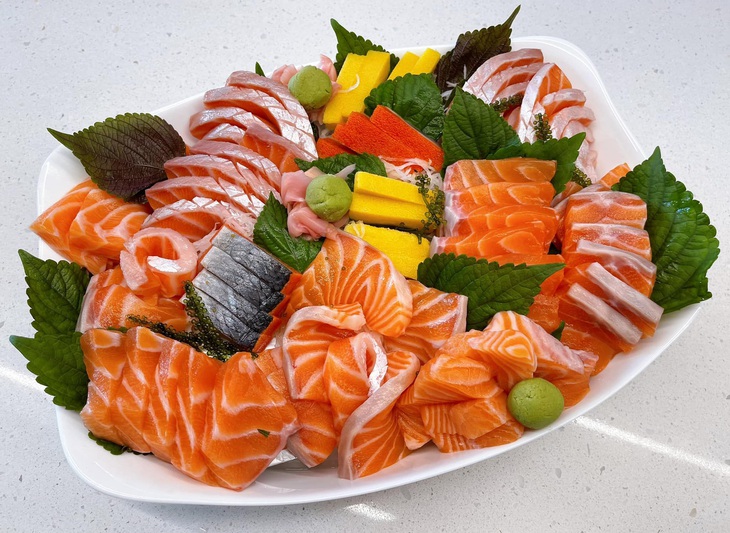 Cá hồi ngon, tốt cho sức khỏe, nhưng ăn sống có an toàn? - Ảnh 2.