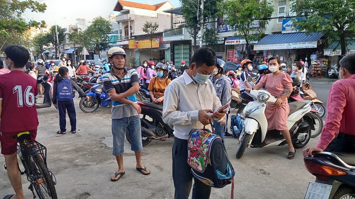 Khánh Hòa: Ca mắc COVID-19 tăng vọt, phụ huynh chen chúc đón con tan học - Ảnh 3.